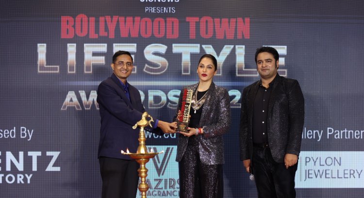 A Night of Elegance: Isha Koppikar Shines as Chief Celebrity Guest at Awards Gala